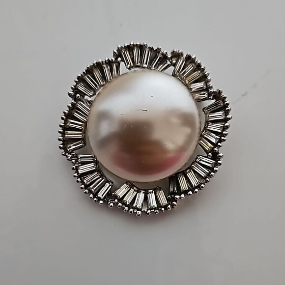 Birks Vintage 1950s Brooch Faux Pearl Surrounded By 40 Baguette Rhinestones - Picture 10 of 16